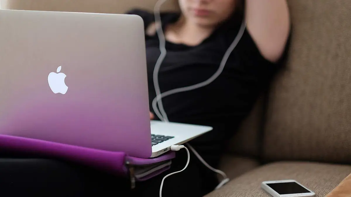 Mujer escuchando música